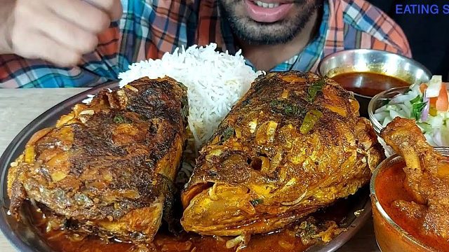 印度美食，大鱼头，布纳玛萨拉黄油，鸡肉玛萨拉咖喱，大米饭，辣肉汁沙拉，吃秀