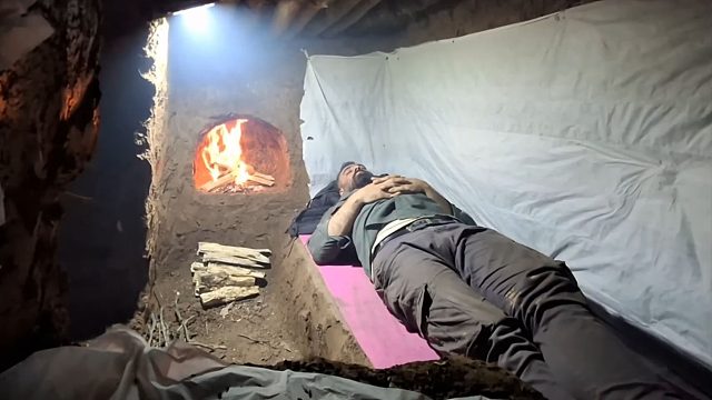我在荒无人烟的森林里，挖了个地下防空洞栖身，抠了过火炕还挺温暖