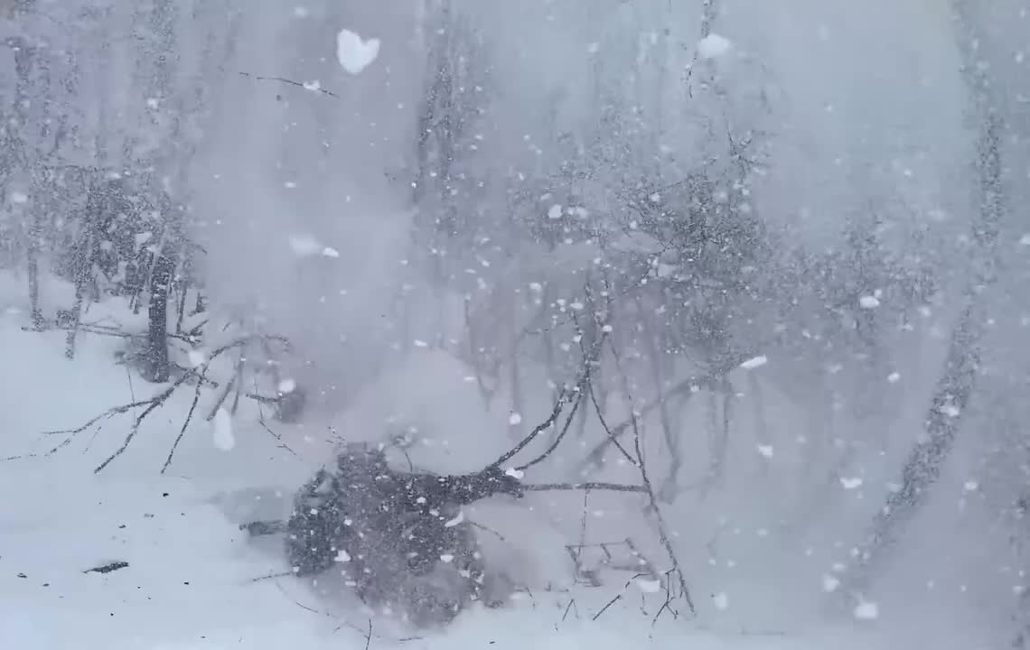 第1集：冰天雪地的天气，男人用几根木棍搭建了舒适的小屋