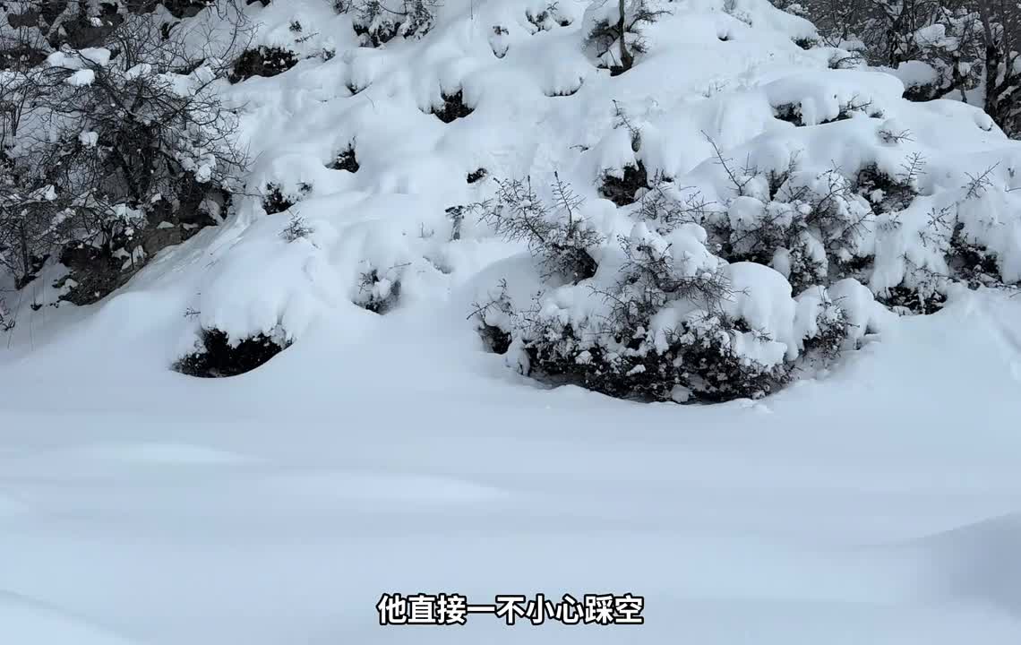 第2集：冰天雪地的天气，男人用几根木棍搭建了舒适的小屋