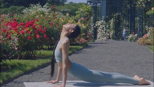 今天，把瑜伽垫铺在公园