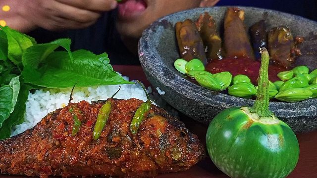 吃热米饭、巴拉多鲤鱼、虾酱三巴酱和臭豆印尼美食