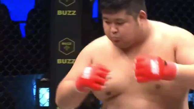 日本光头赛前挑衅中国小伙，要将其打晕厥，不料反被打到鼻血横飞