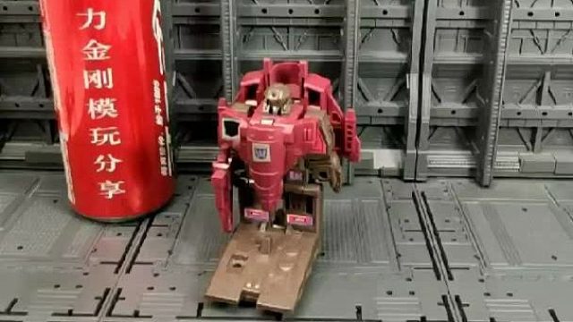 G1飞轮，霸天虎成员，变形为F4鬼怪式战机和自行火炮，1987年出品。