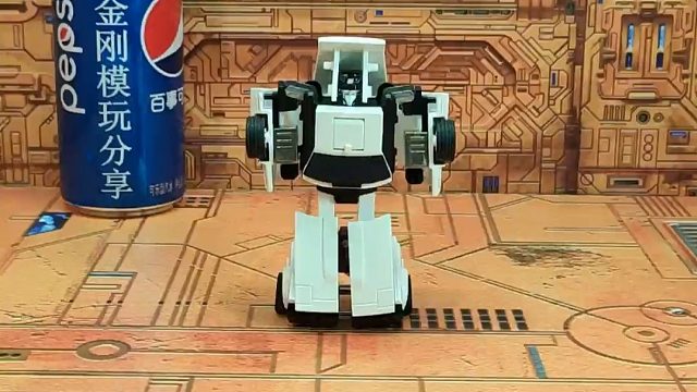 G1排挡，汽车人成员，邮寄三车之一，变形为丰田Celica Supra XX跑车。