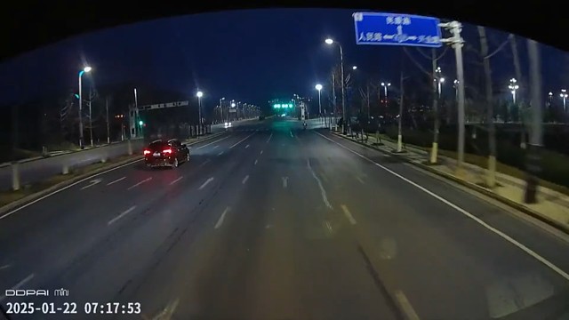 这SUV直行道转弯抢弯道就算了  还尼玛不踩油门  踩个刹车 想逼停大货车？