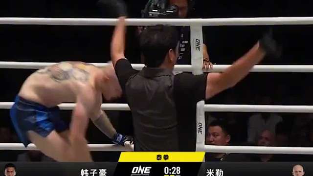 嚣张的老外一脚爆头ko中国选手后恶意嘲讽，韩子豪暴怒将其暴揍KO