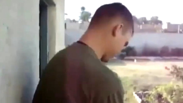 美国大兵用闪光弹恶搞正在上厕所的队友，直接把他从茅坑里炸了出来