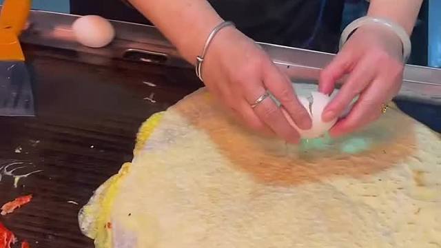 挑战10个蛋的鸡蛋饼。