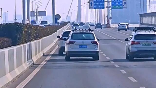 开慢车就去右边车道嘛，[抱一下]大众也是，人家都去小孩那桌了，还不肯放过