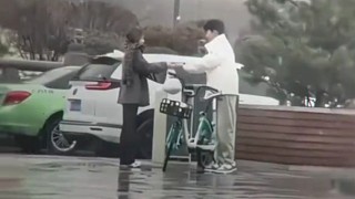 司機：這水果，怎么越吃越熱啊，把窗戶打開[汗]