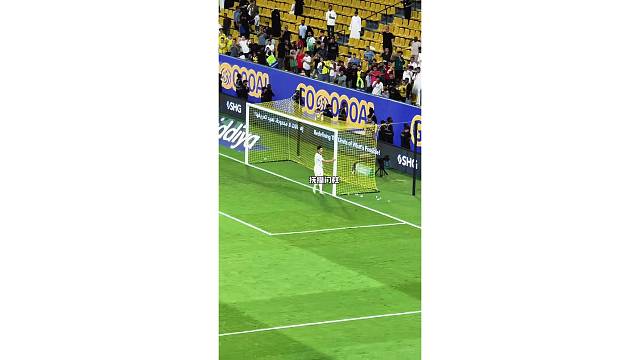 C罗第二个点球罚进后抚摸门柱感谢，第一个没罚进原来是没有抚摸