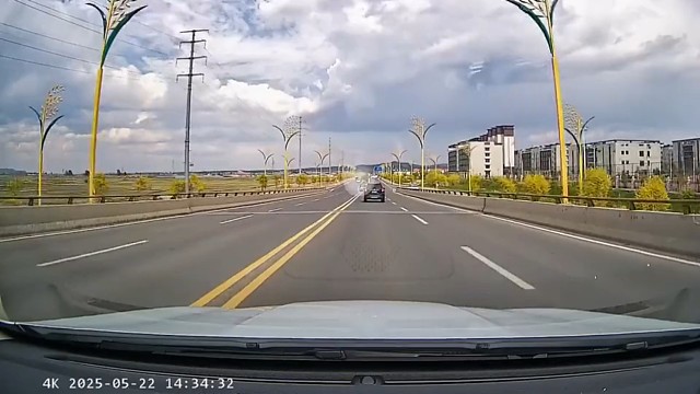 你要么快走，要么靠边，差点把你也撞了…[捂脸]