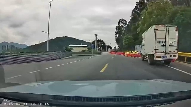 这种情况还不能跑 跑了他说你肇事逃逸 警察说你非接触事故