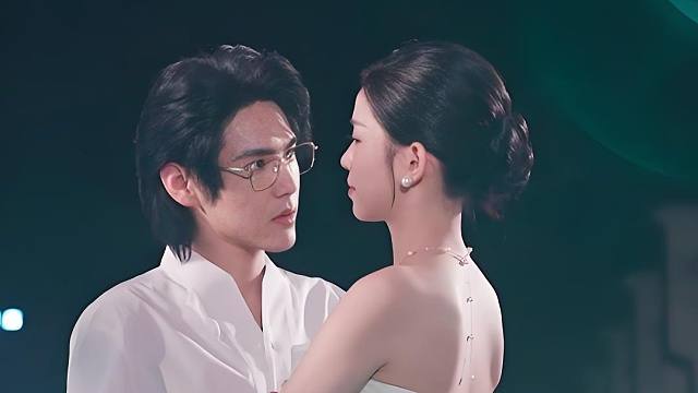 爆款新剧《她如夜色初亮》！娇妻替嫁又逃婚，与新郎赛车一决高下！