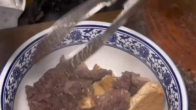 东北老北京卤煮火烧，一碗全家福有多实惠？