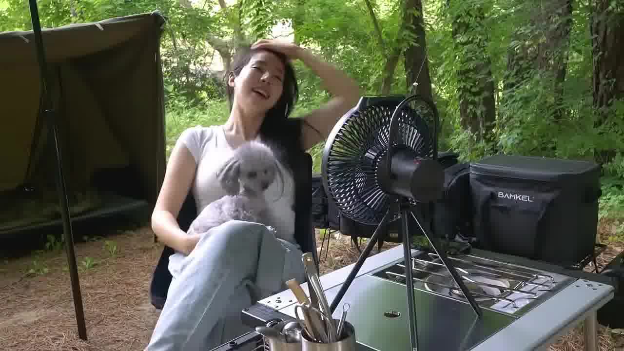 美女挑战荒野求生你们是真心爱看[笑而不语]