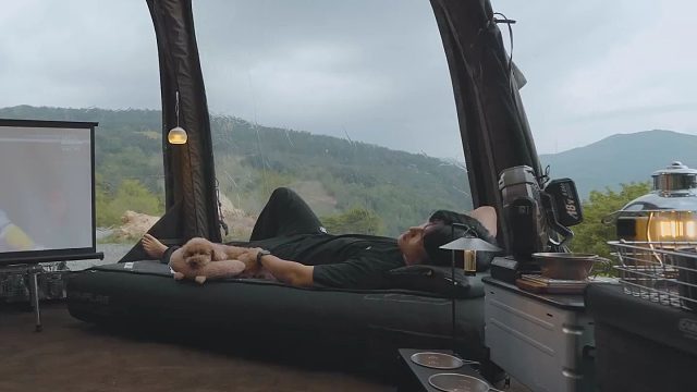撑起顶360°全景充气帐篷，和狗狗在暴雨中露营，好治愈！