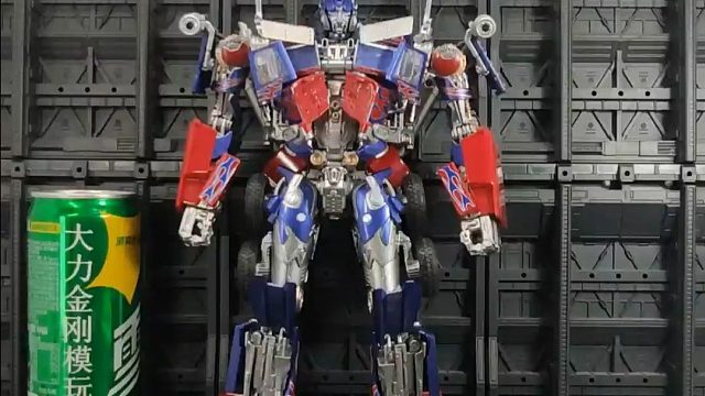 LT02擎天柱，汽车人首领，变形为彼得皮尔特379重型卡车。