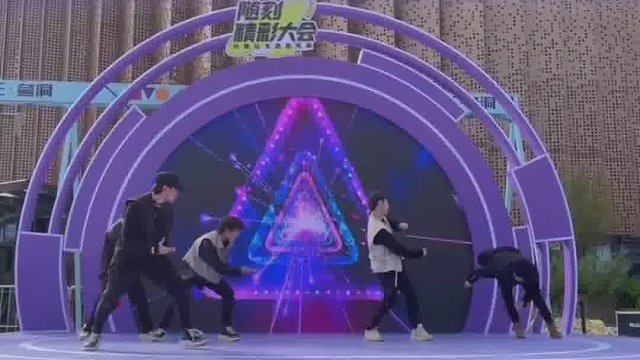 不齐舞团上台表演了，还是熟悉的配方~