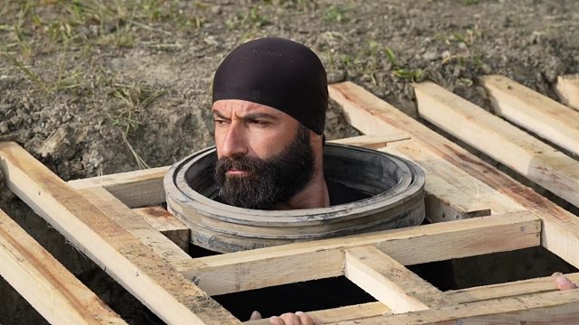 我在野外挖了个地坑，把上面掩护做好，窝在下面那叫一个隐秘安全