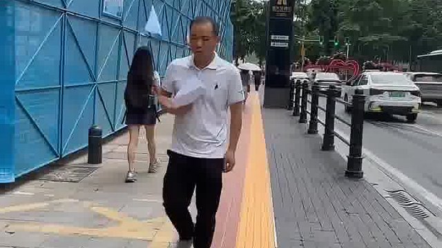 她捡了一条命，只因走路不玩手机你呢？走路玩手机吗？