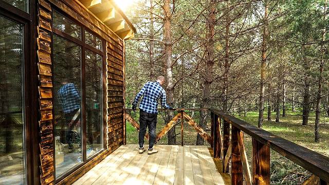 我要前往森林里度假，准备给木屋建造一个木制露台，居住更奢华了