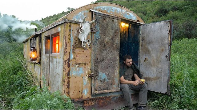 我在荒野中发现一截废弃的车厢，将其改造一番，在里面过夜还挺温馨！