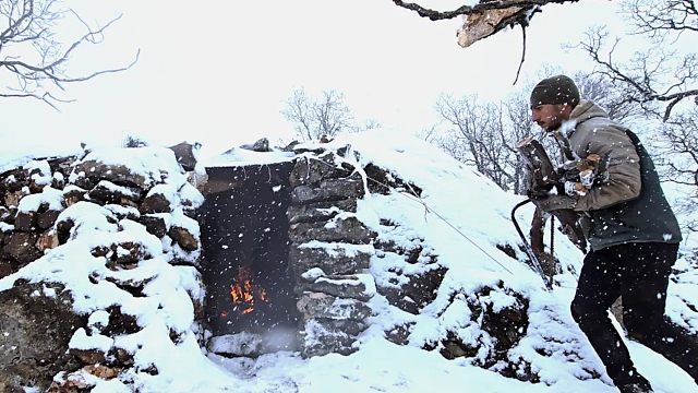 暴风雪中，独自在荒野生存两天，搭建安全避难所，夜晚烤火取暖睡觉很放松