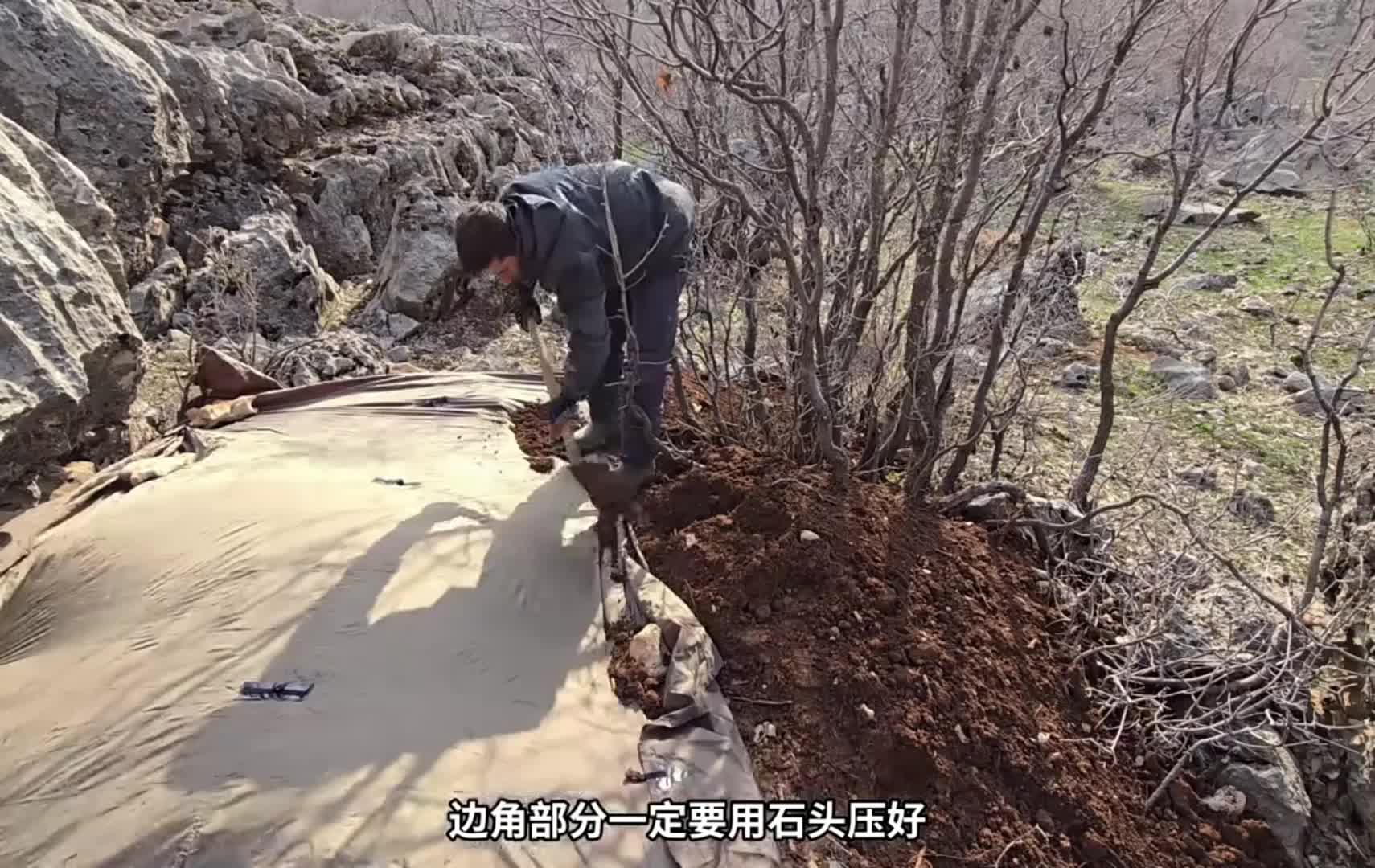 冰天雪地的天气，男人在巨石下搭建了舒适的荒野小屋