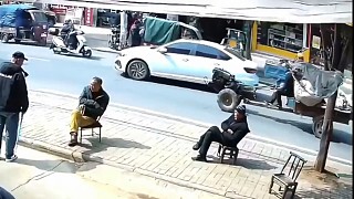 大爺：我不跑難道還等著他給我修車嗎？