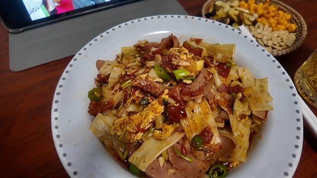 空调房里来一份酸辣的炒冷面，配上8 1，那叫一得劲