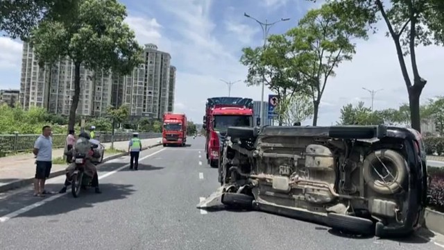 舒服，他从出来就不喜欢看反光镜