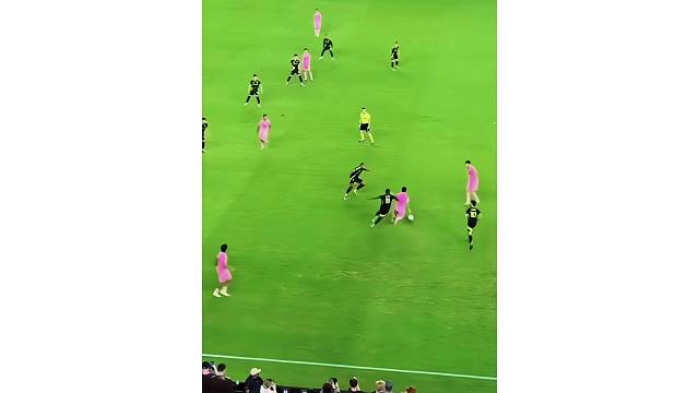 梅西表演超强盘带过人，对手包夹也抢不下他脚下的球