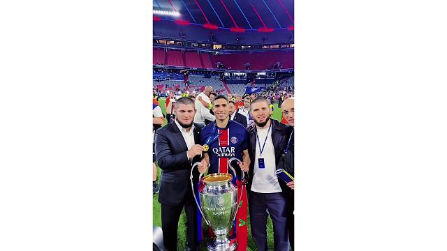 荣耀时刻！阿什拉夫和UFC轻量级冠军小鹰和马哈切夫合影留念