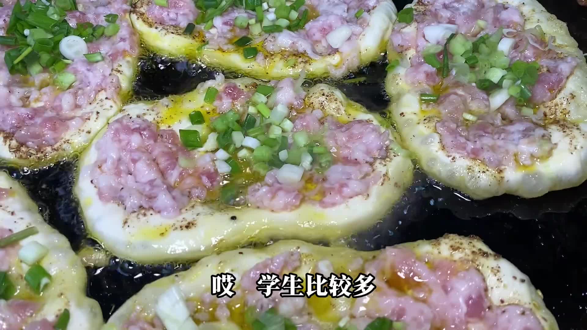 重庆街头4块钱一个的鸡蛋肉饼，便宜又好吃，肉给的超多