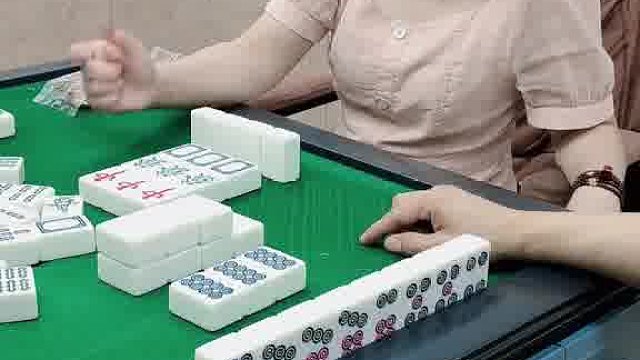 哦吼！小姐姐这牌胡的还开心吗？