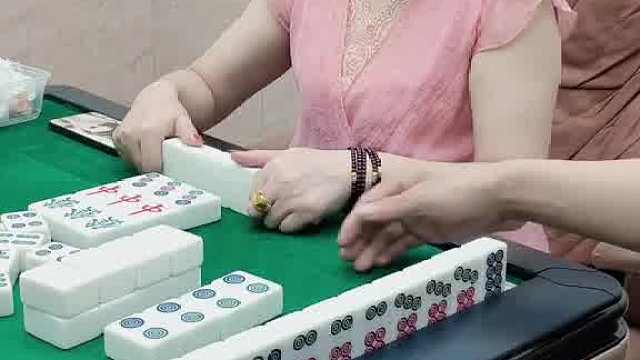 哦吼！小姐姐太贪心了。孝感卡五星高手。列六筒你会打吗？