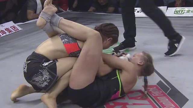 张伟丽险些酿成擂台惨案，一脚把对手打的挺尸当场，医生插氧气管