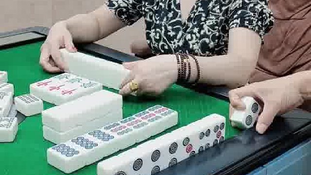 哦吼！小姐姐借你的火失败了。列牌二筒那个舍得杠呢？