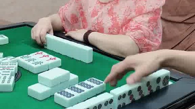 哦吼！小姐姐有点胆。这三筒你敢打吗？