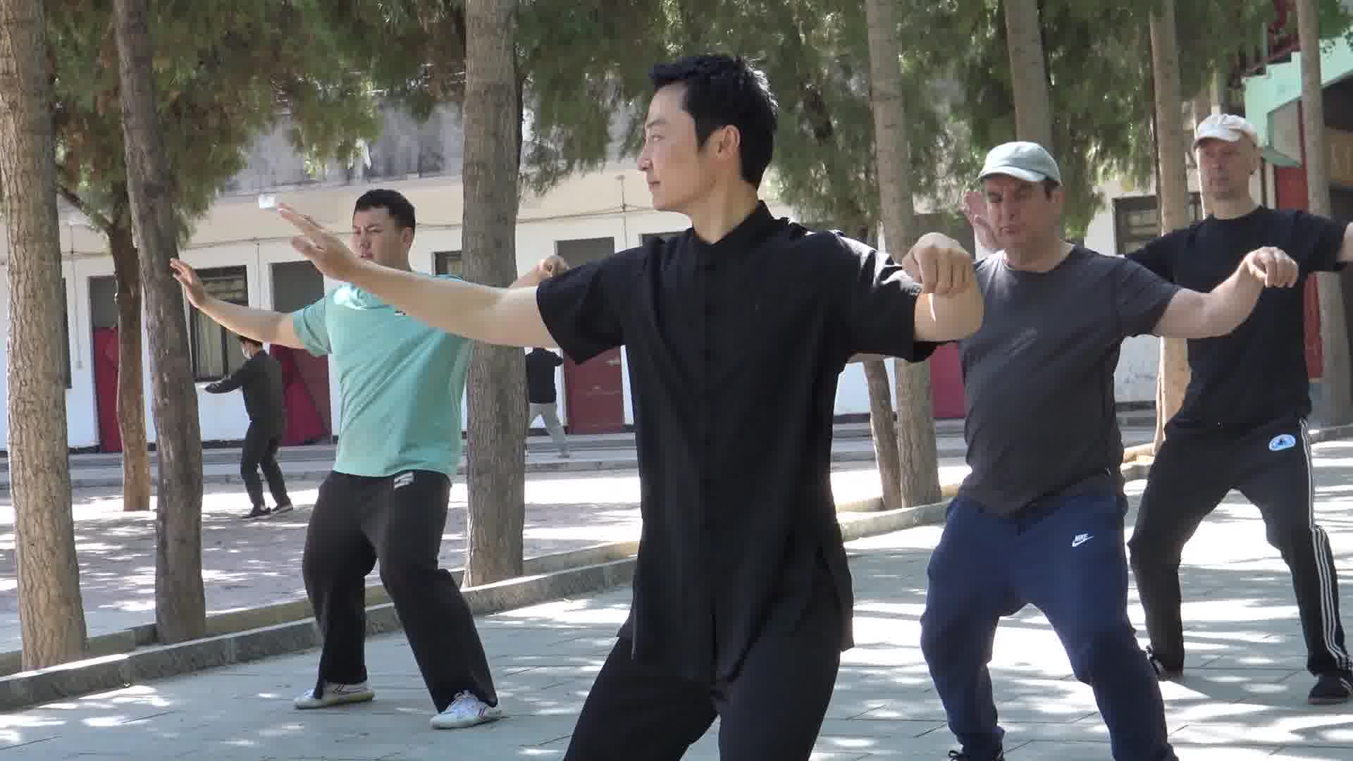 快来跟我学太极吧