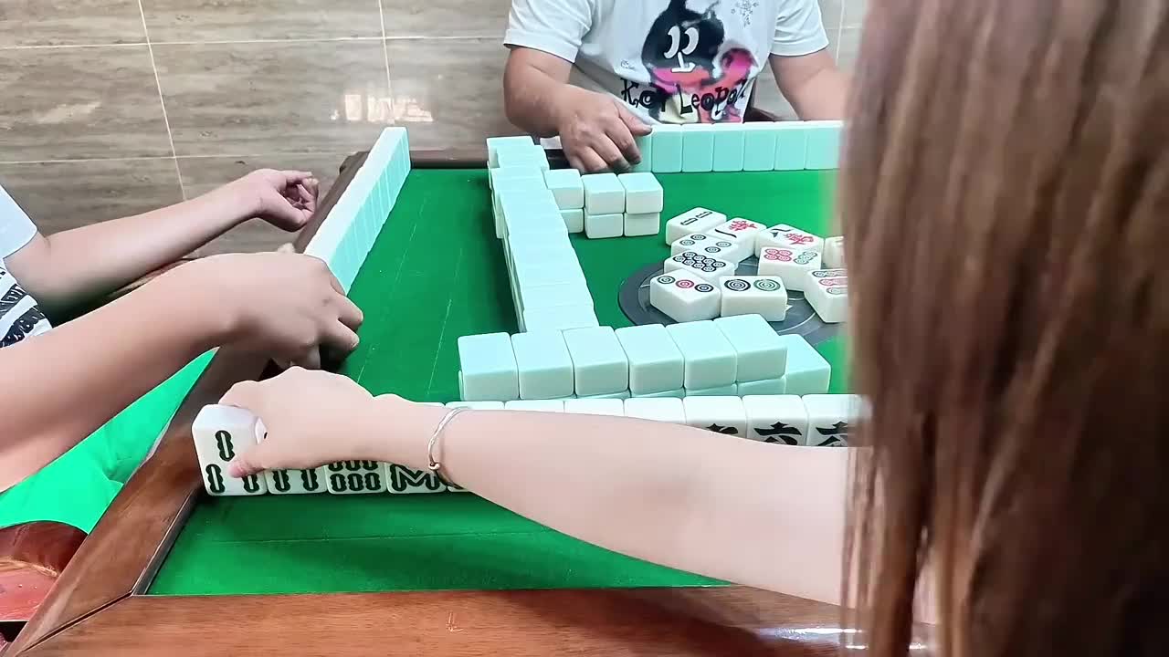 四颗鸡舍不得走的，杠成三鸡有喜