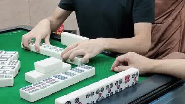 哦吼！呼叫湖北卡五星大神。进来指点哈。列牌打什么才能赢呢？