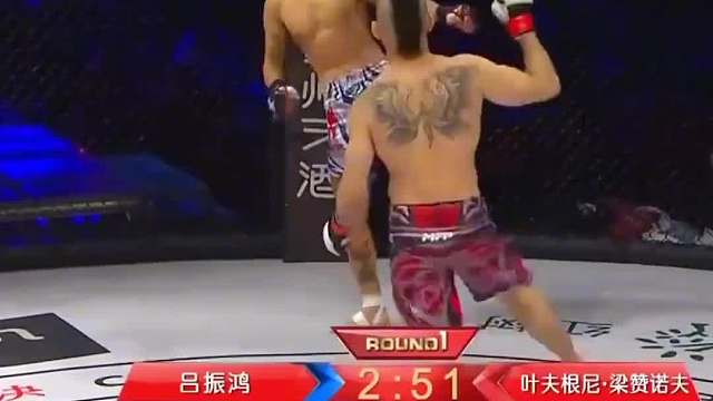 老外不遵守规则恶意超重，中国硬汉暴怒肘击砸烂头骨，血流止不住