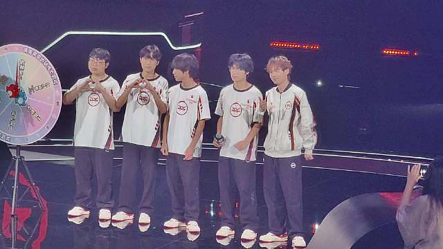 JDG赛后全员比心​​​