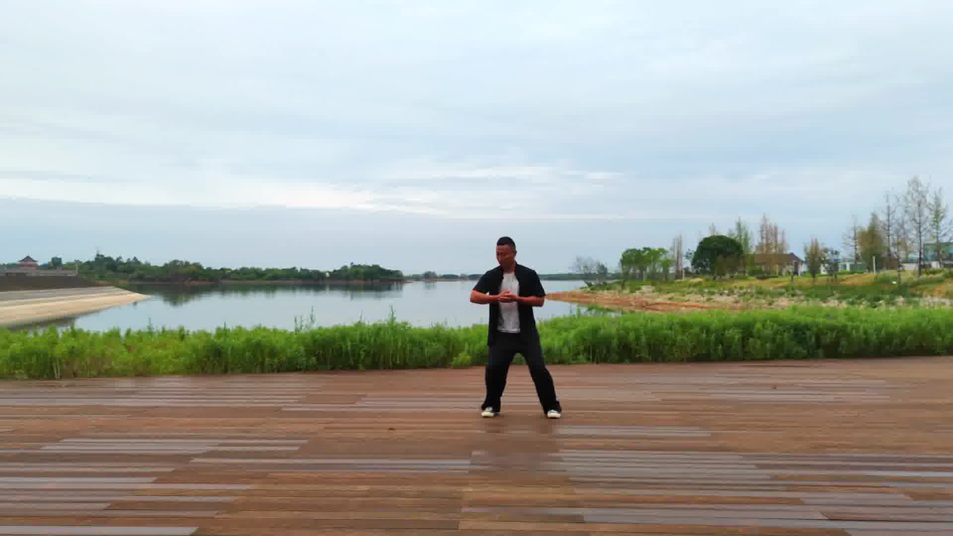 对于不同背景的学习者，如大学生或老年人，太极拳同样具有强身健体、放松身心的作用