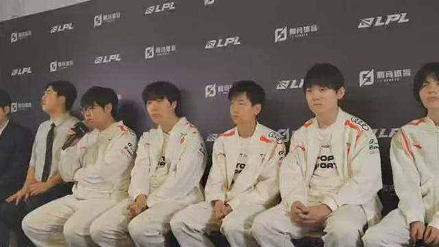 Q：Counter位选出剑姬的考虑是?369：感觉对面那个阵容团战选出来会比较厉害，想选剑姬牵扯一下