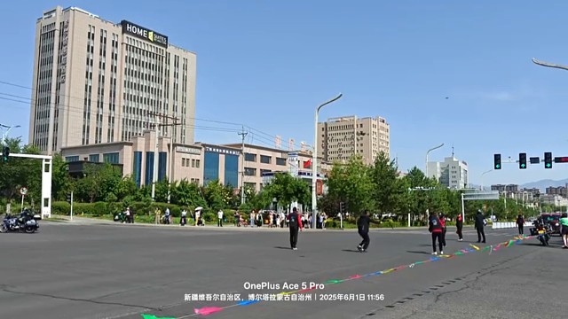 不像是不小心，明显是故意的