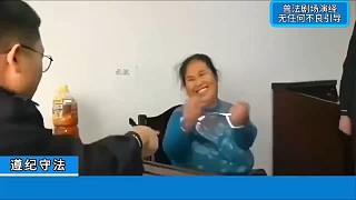 喝水只喝冰紅茶，派出所里撩警察[看]